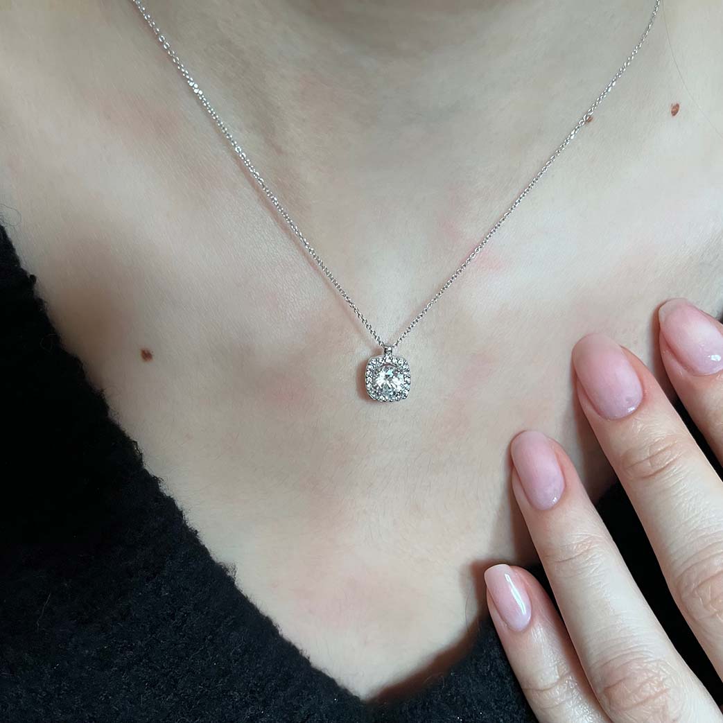 Λευκόχρυσο Κολιέ Με Λευκή Ροζέτα Κ9